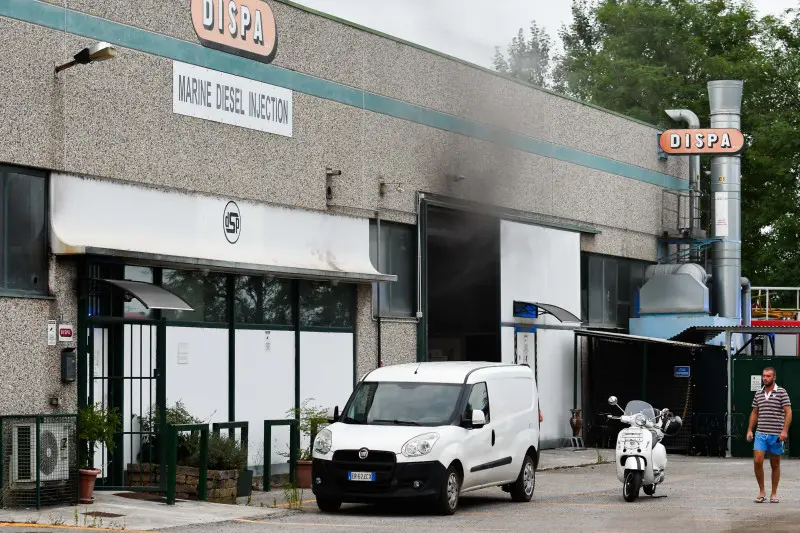 Incendio nel capannone, fiamme e paura a Borgosatollo