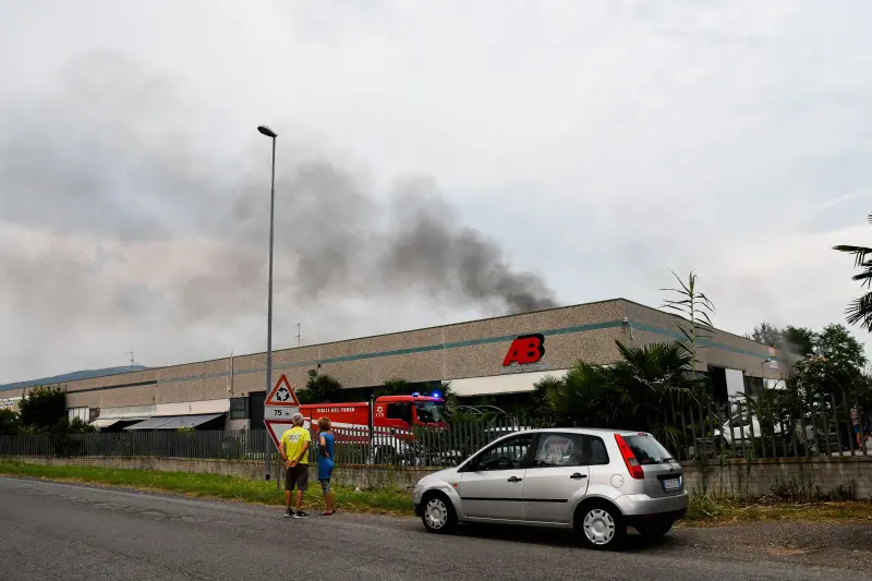 Incendio nel capannone, fiamme e paura a Borgosatollo