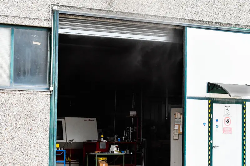 Incendio nel capannone, fiamme e paura a Borgosatollo