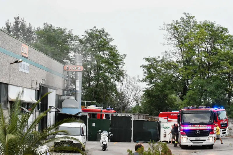 Incendio nel capannone, fiamme e paura a Borgosatollo