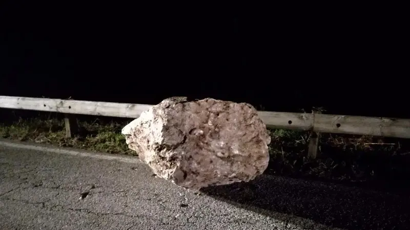 Il masso caduto e la strada dissestata