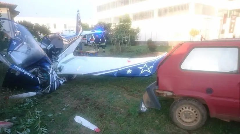 L’ultraleggero, durante l’atterraggio d’emergenza, ha urtato anche una Panda -  © www.giornaledibrescia.it