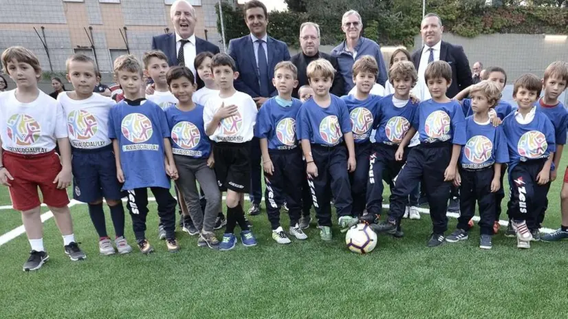 Taglio del nastro. Nel campetto, protagonisti anche i bambini - Foto © www.giornaledibrescia.it