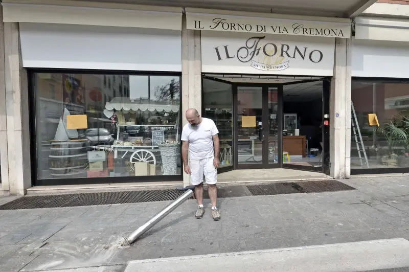 Il negozio di via Cremona ha subito gravi danni