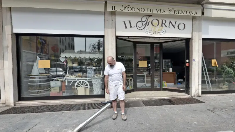 Il negozio di via Cremona ha subito gravi danni