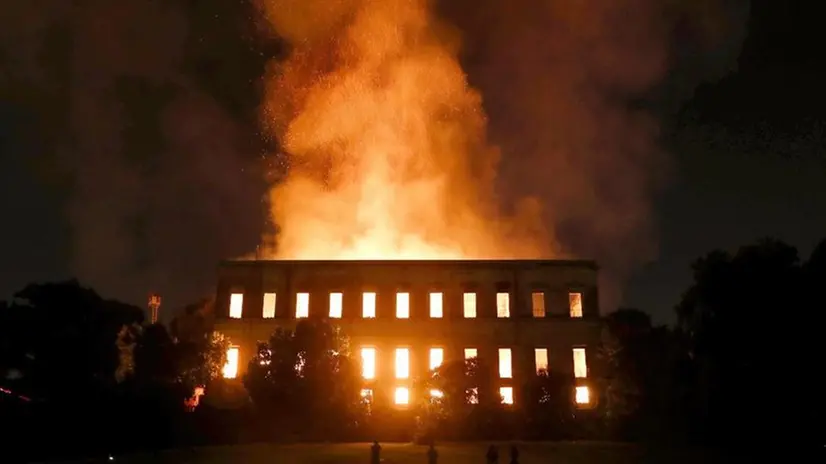 L'impressionante rogo al Museo nazionale - Foto Ansa Marcelo Sayao