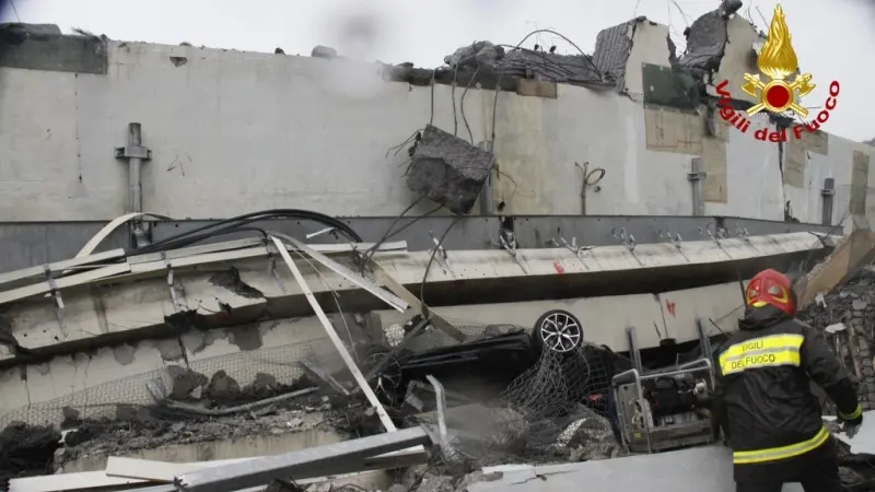 Ponte crollato a Genova, per i soccorsi una corsa contro il tempo