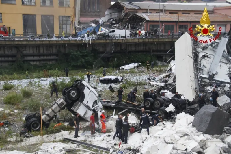 Ponte crollato a Genova, per i soccorsi una corsa contro il tempo
