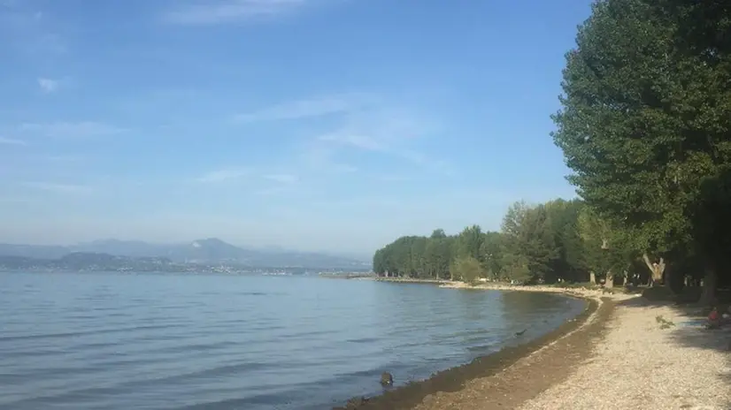 Sul lago. La spiaggia Lugana Marina oggetto dell’atto