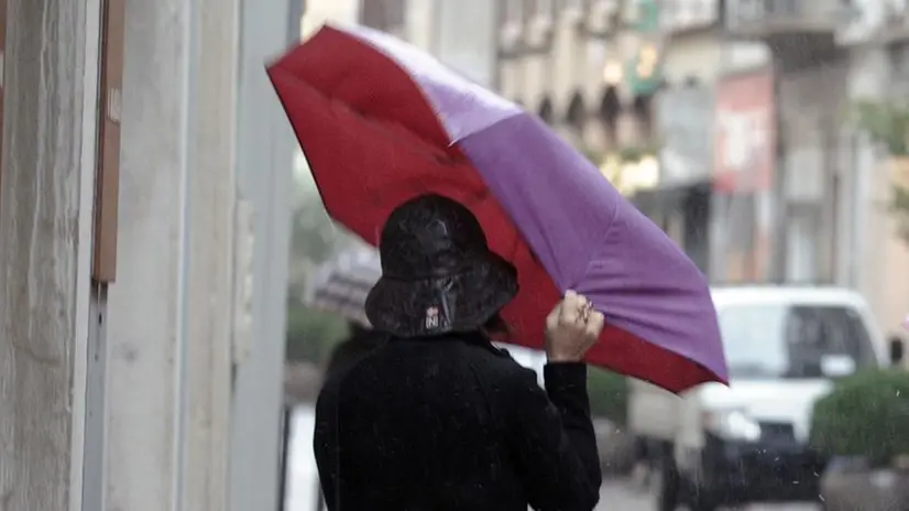 Stravento. Ombrelli praticamente inservibili, nella giornata di ieri