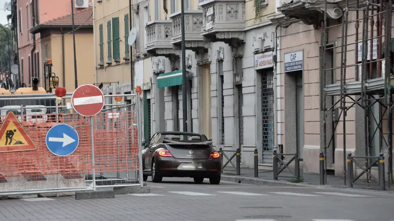 Automobilisti contromano in via Milano