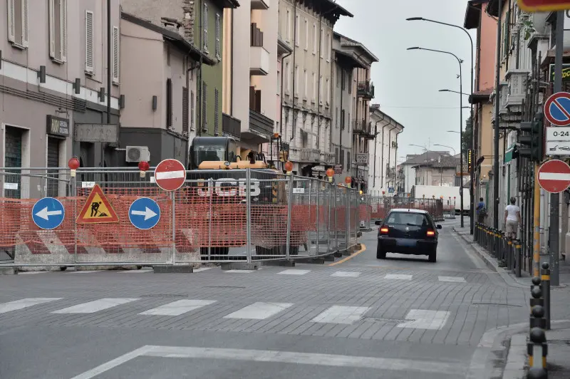 Automobilisti contromano in via Milano