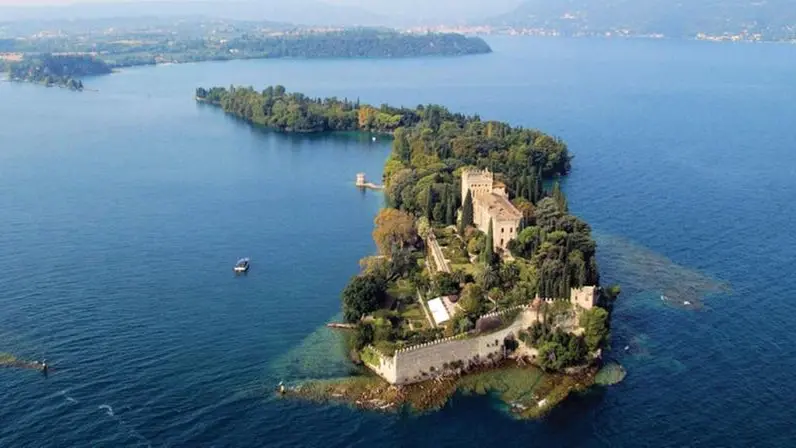 Una veduta panoramica dell'Isola del Garda