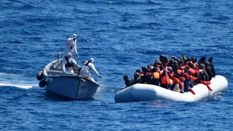 Un salvataggio di migranti in mare - Foto Marina Militare Italiana