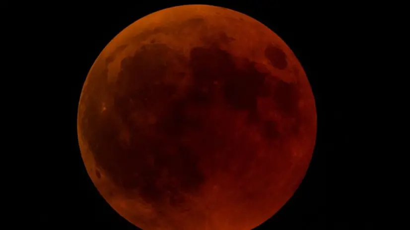Le affascinanti foto dell'eclissi di luna