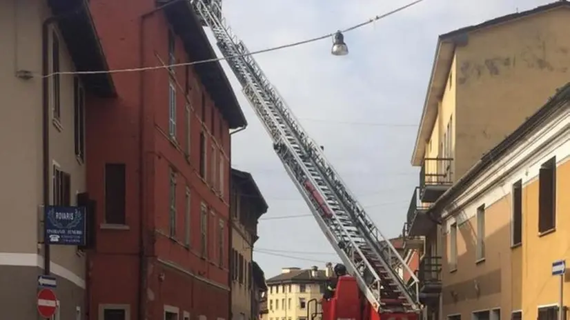 I Vigili del fuoco nel sopralluogo di via Solferino - © www.giornaledibrescia.it