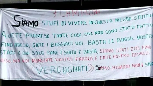 Lo striscione della protesta dei giorni scorsi