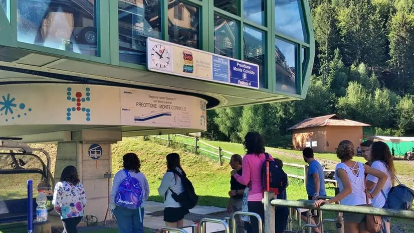 Partenza. Escursionisti pronti a salire a Monte Corniolo