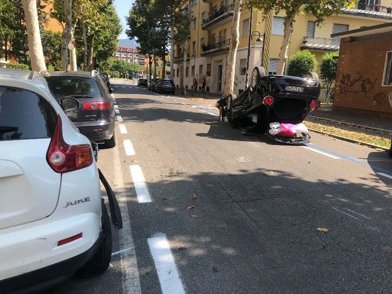 Via Marconi: auto ribaltata e strada chiusa al traffico