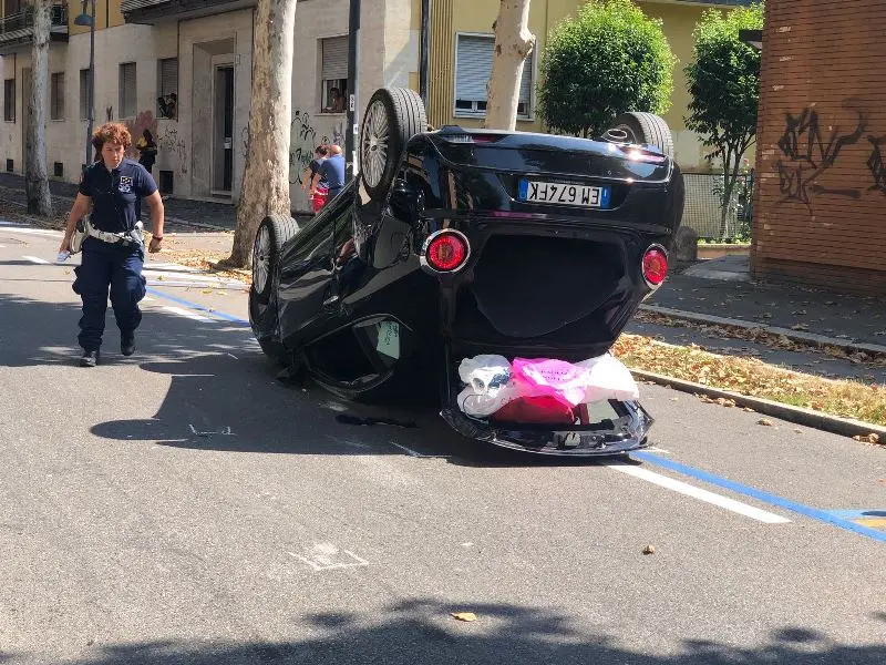 Via Marconi: auto ribaltata e strada chiusa al traffico