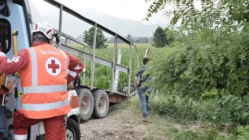Sbaglia manovra e si ribalta nel campo con il trattore | Giornale di ...