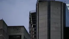 Una pericolosa inclinazione: quella assunta dalla Torre di David, palazzo di Caracas, dopo il terrem