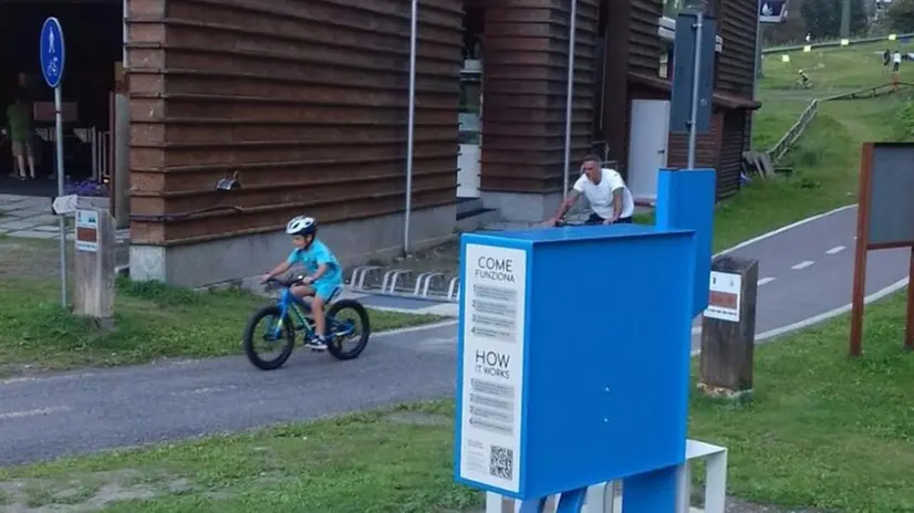 Una stazione di servizio per ricaricare le biciclette elettriche - Foto © www.giornaledibrescia.it