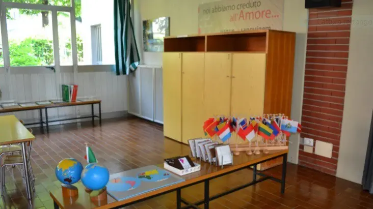 Spazio in evoluzione. Un’aula della scuola montessoriana di Cailina