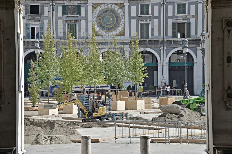 Al lavoro in Piazza Loggia per Fiorinsieme 2018 - Foto Pierre Putelli/Neg © www.giornaledibrescia.it