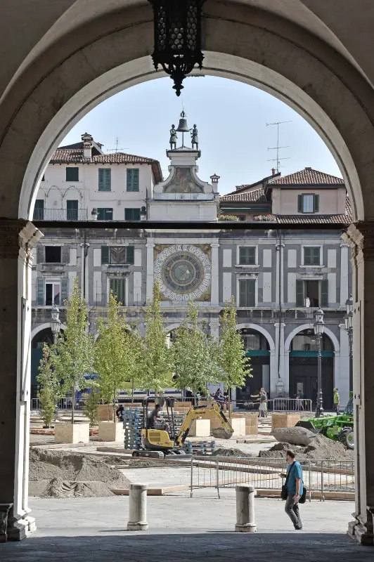 Al lavoro in Piazza Loggia per Fiorinsieme 2018 - Foto Pierre Putelli/Neg © www.giornaledibrescia.it