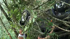 Soccorritori in azione per salvare l'automobilista nel dirupo