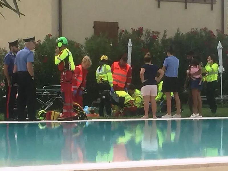 Bimbo rischia l'annegamento, soccorritori al lavoro