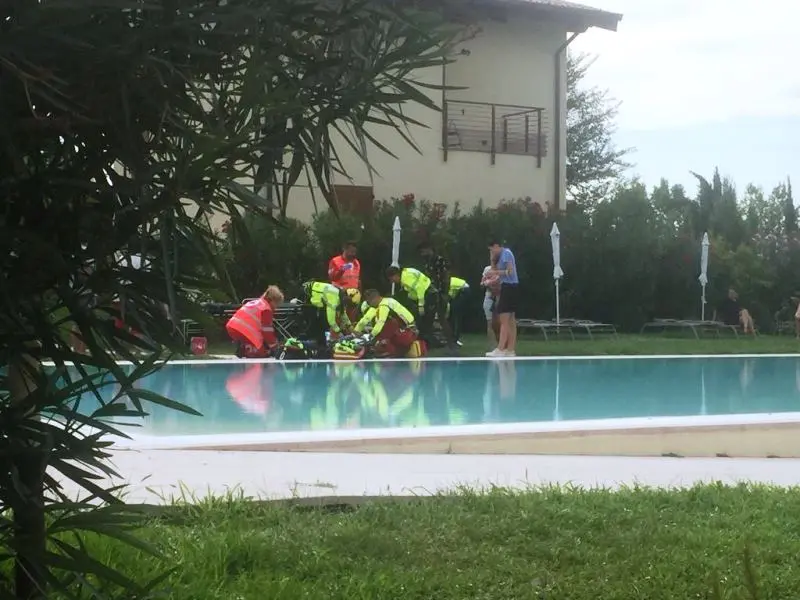 Bimbo rischia l'annegamento, soccorritori al lavoro