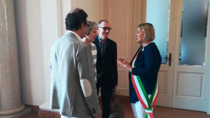 Theresa May accolta al Villa Cortine Palace Hotel dal sindaco di Sirmione facente funzione Luisa Lavelli - © www.giornaledibrescia.it