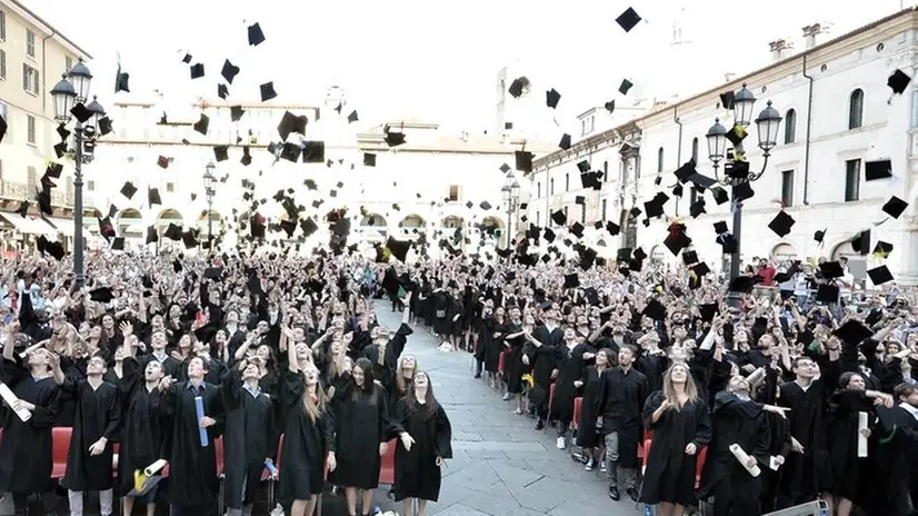 Un'immagine della scorsa edizione di «Ad Maiora! Festa di laurea in piazza» - © www.giornaledibrescia.it
