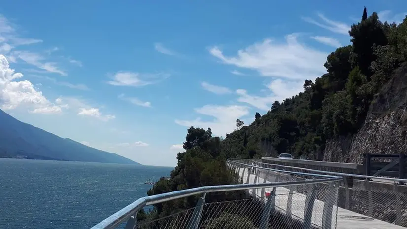 Panorama. Camminare o pedalare sospesi sull’acqua del Garda