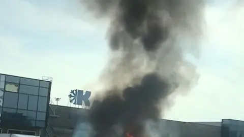 Il furgone in fiamme in A4 - © www.giornaledibrescia.it