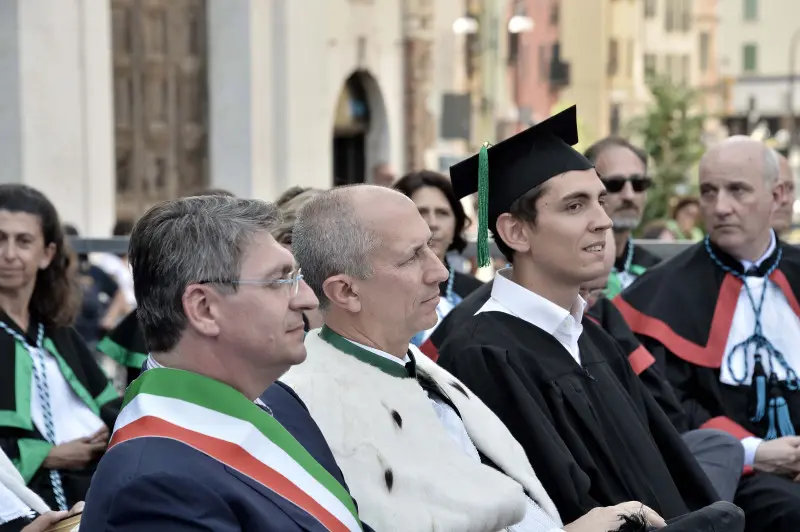 La cerimonia di consegna dei diplomi di UniBs in piazza Loggia