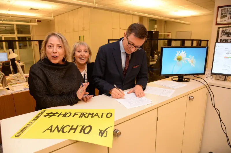 #hofirmatoanchio: la raccolta firme al Gdb - Foto Gabriele Strada /Neg © www.giornaledibrescia.it