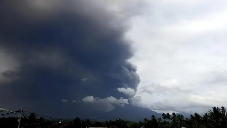 Il vulcano Soputan - Foto Ansa/Epa