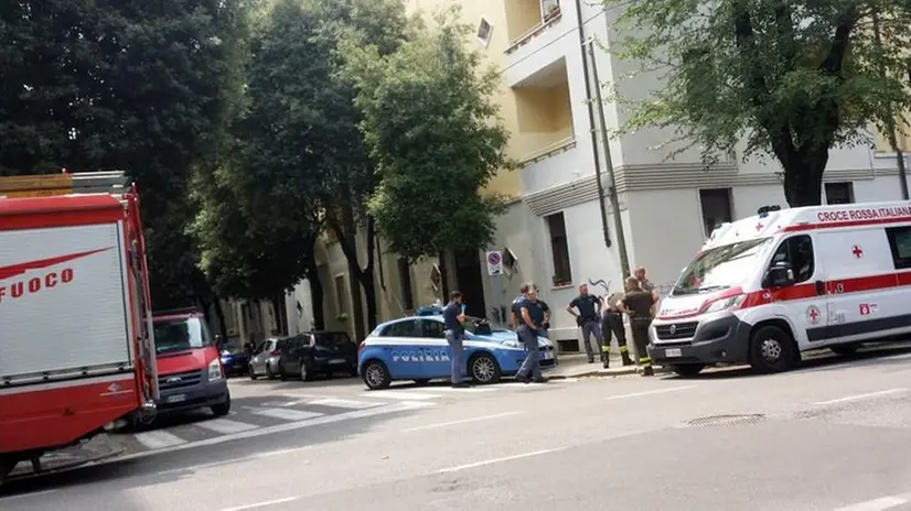 Soccorsi. Polizia, soccorritori e Vigili del fuoco in via Monte Santo - © www.giornaledibrescia.it