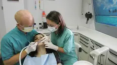 Una seduta dentistica (foto archivio) - © www.giornaledibrescia.it