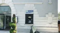 Lo sportello bancomat assaltato a Puegnago - © www.giornaledibrescia.it