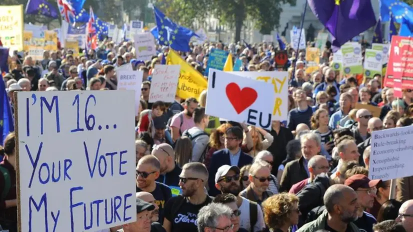 In strada. Tanti messaggi su cartelli e striscioni