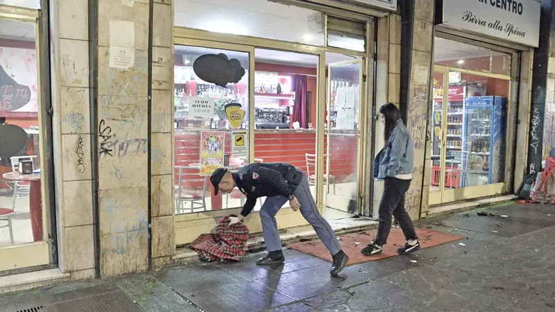 Il bar davanti a cui il cinquantaduenne si è dato fuoco -  Foto Pierre Putelli/Neg © www.giornaledibrescia.it