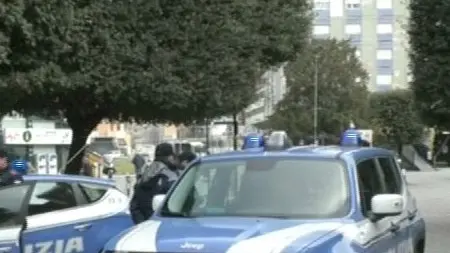 Controlli. Polizia in stazione.