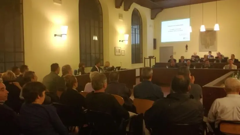 L'aula consiliare di Carpenedolo durante la seduta di ieri sera - © www.giornaledibrescia.it