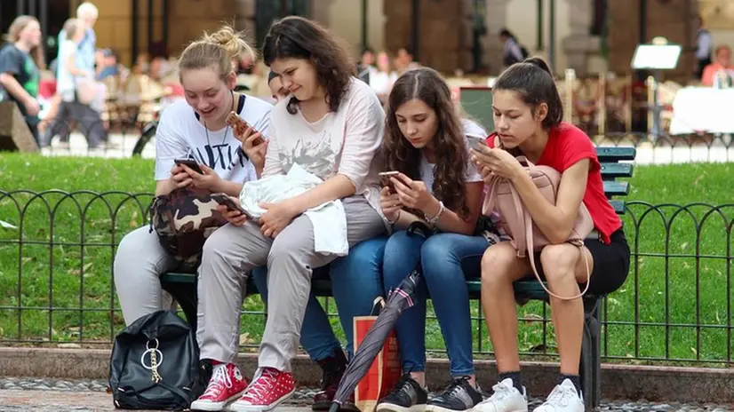 Adolescenti con lo smartphone