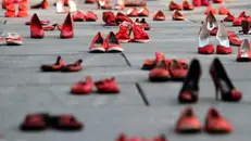 Le scarpe rosse, simbolo delle vittime di femmincidio
