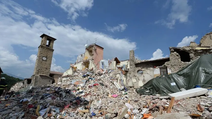 Amatrice dopo il sisma, la sommità della torre civica sarebbe crollata col sisma del 30 ottobre